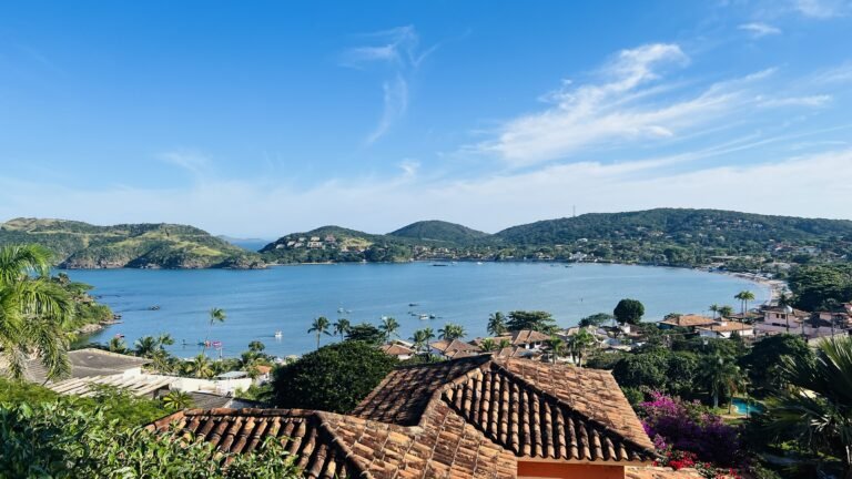 Vista panorâmica da baía da Ferradura, em Búzios, com residências e vegetação