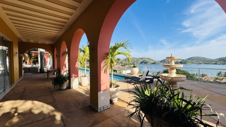 Registro fotográfico da casa de luxo na Ferradura, Armação dos Búzios.